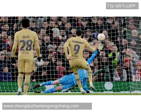 莱万回归诺坎普引发争议拜仁球迷怒斥其背叛与忘恩负义